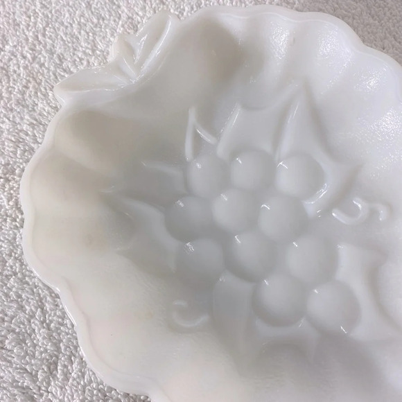 Vintage Milk Glass Grapes Embossed Textured Bowl Dish Snack Dish Trinket Dish - Picture 3 of 10